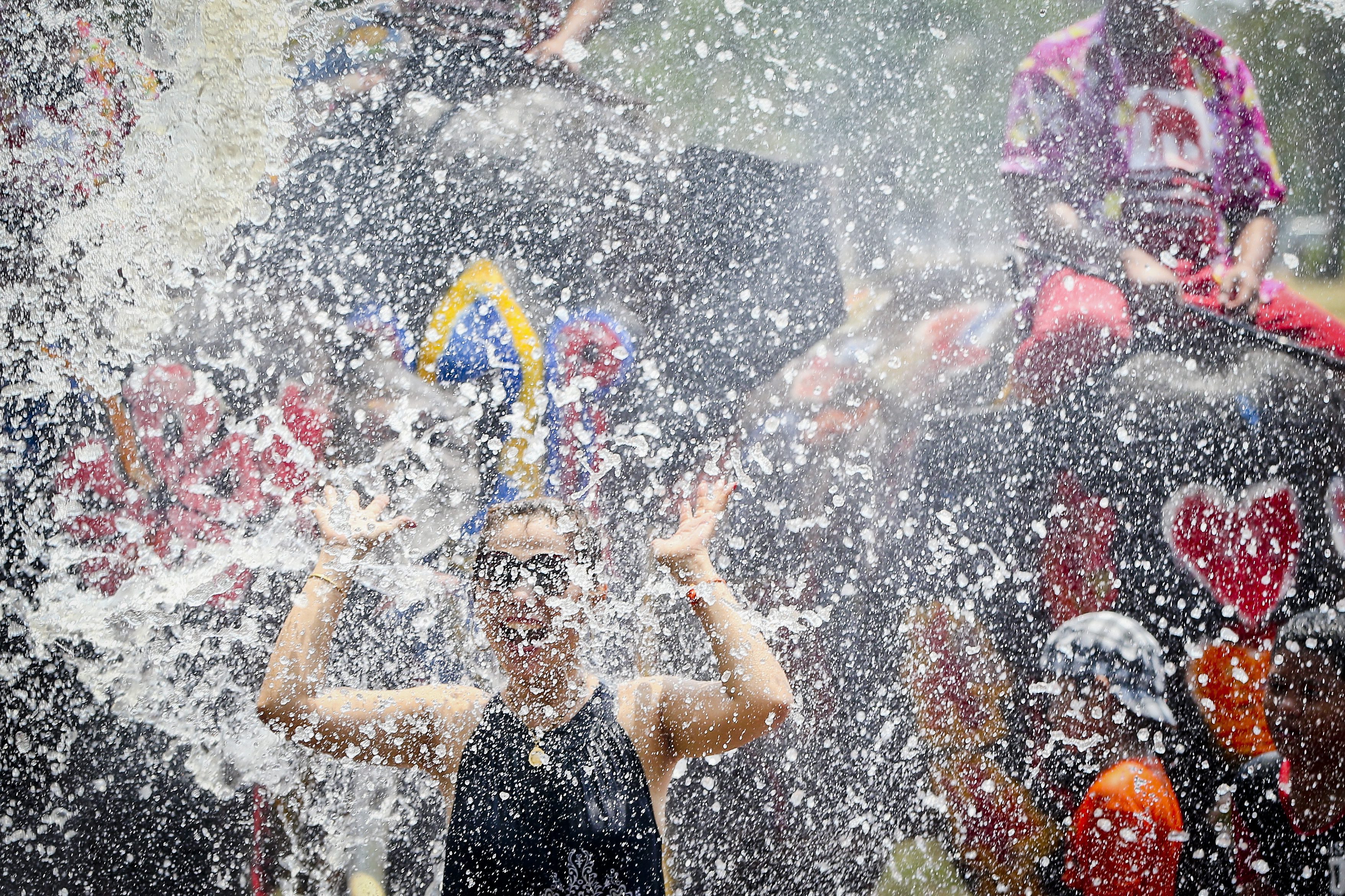 Water party. Вардавар 2013. Сонгкран красивый фон для открытки. Сонгкран —тайский новый год поздравления. Сонгкран картинка открытка поздравление 2022.