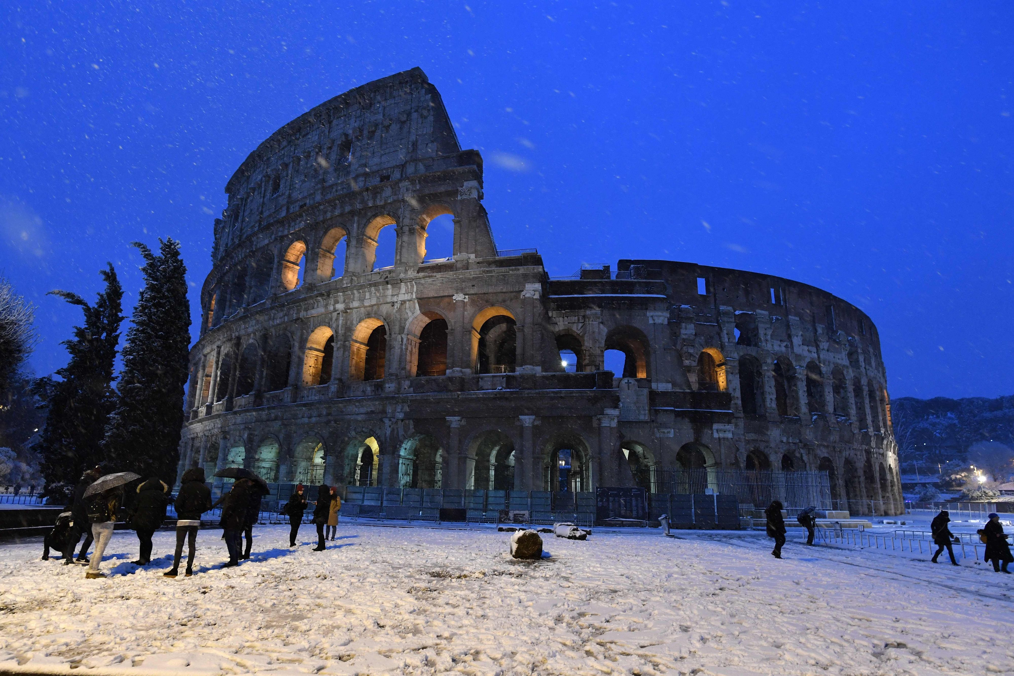 Колизей февраль. Италия Рим зима. Заснеженный Колизей Рим. Рим Италия зимой. Брюссон Италия зимой.