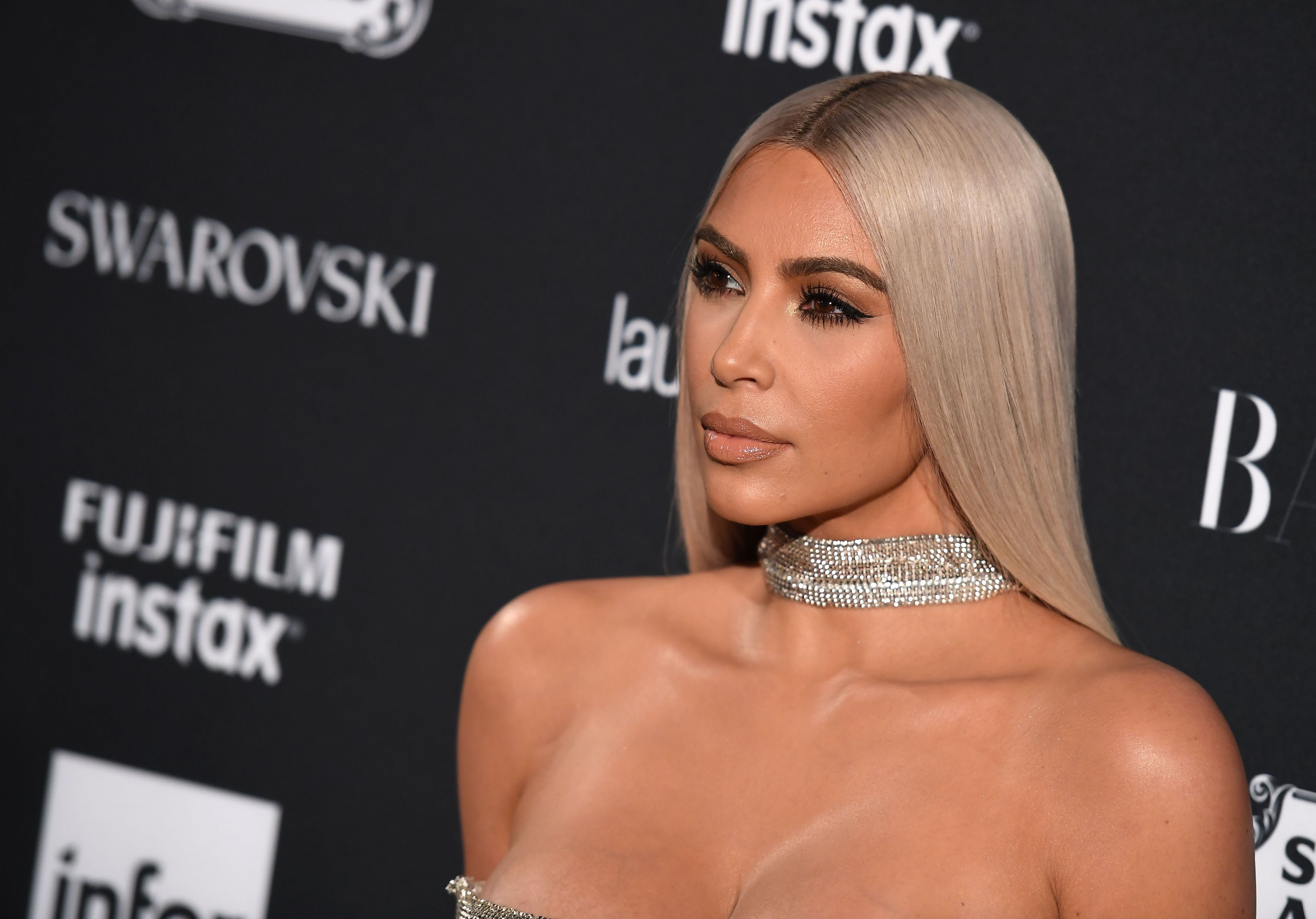 Kim Kardashian poedelnaakt ter promotie parfum