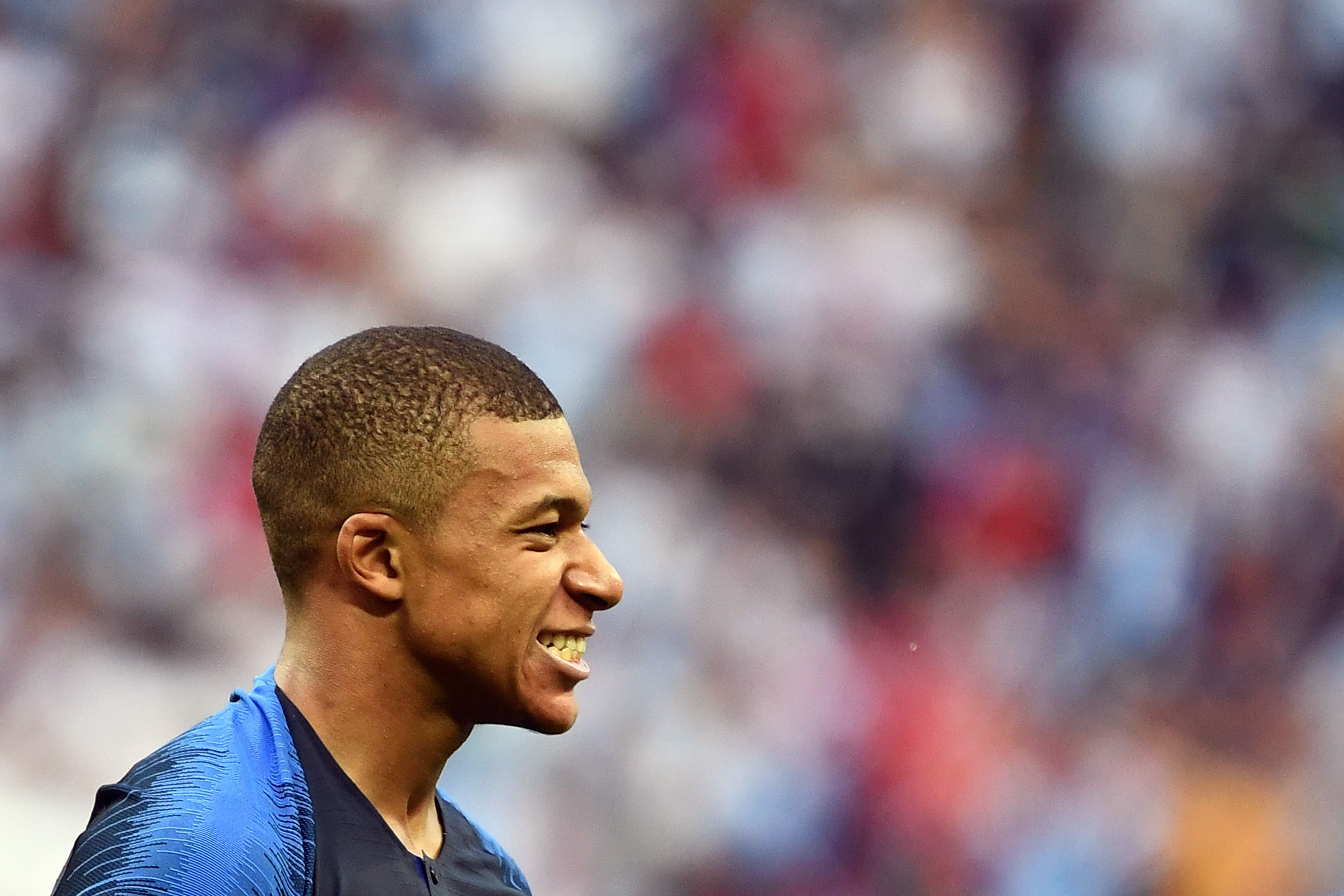 Le roi футболист. Ромео Мбаппе. Пеле и Мбаппе. Kylian Mbappe PNG. Mbappe PNG.