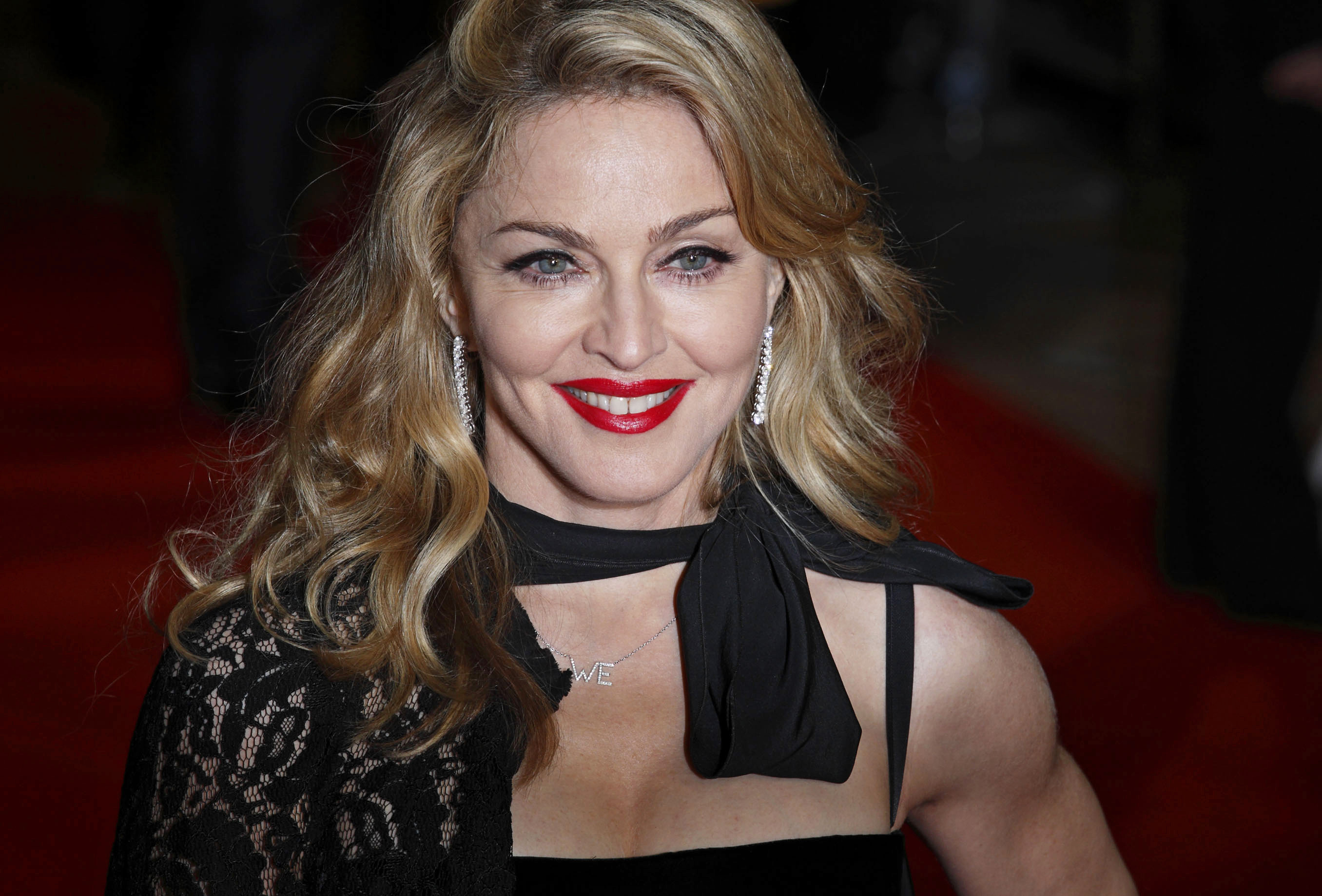 Madonna laat billen zien, talkshowhost smeekt Madonna stop hiermee!