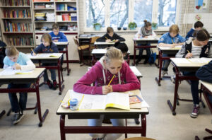 school cito toets onderwijs leerlingen Hoe een achternaam voor lagere schoolcijfers zorgt (en waarom je liever niet De Vries, De Wit of Zegers heet) cijfer