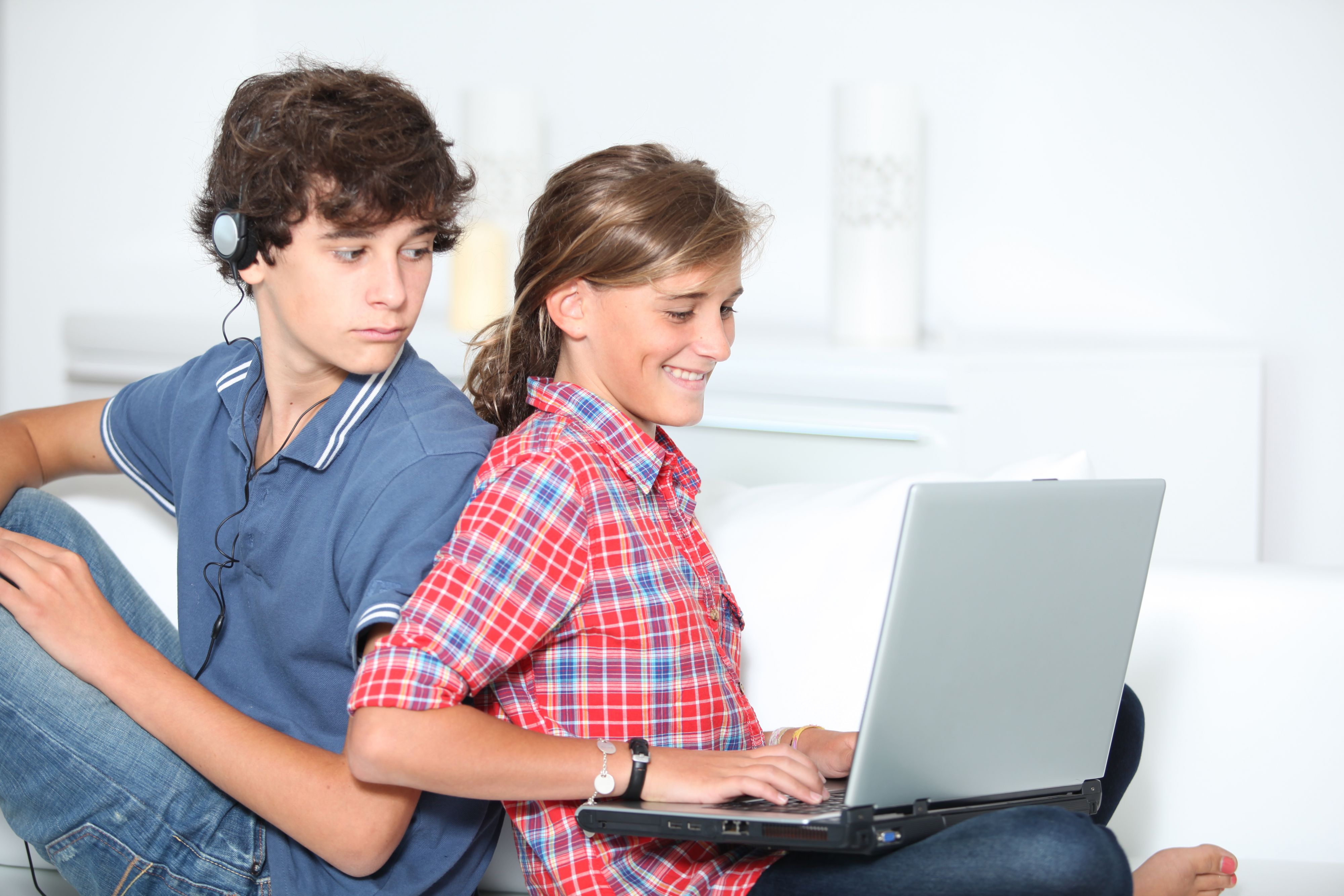 Подросток общается за компьютером