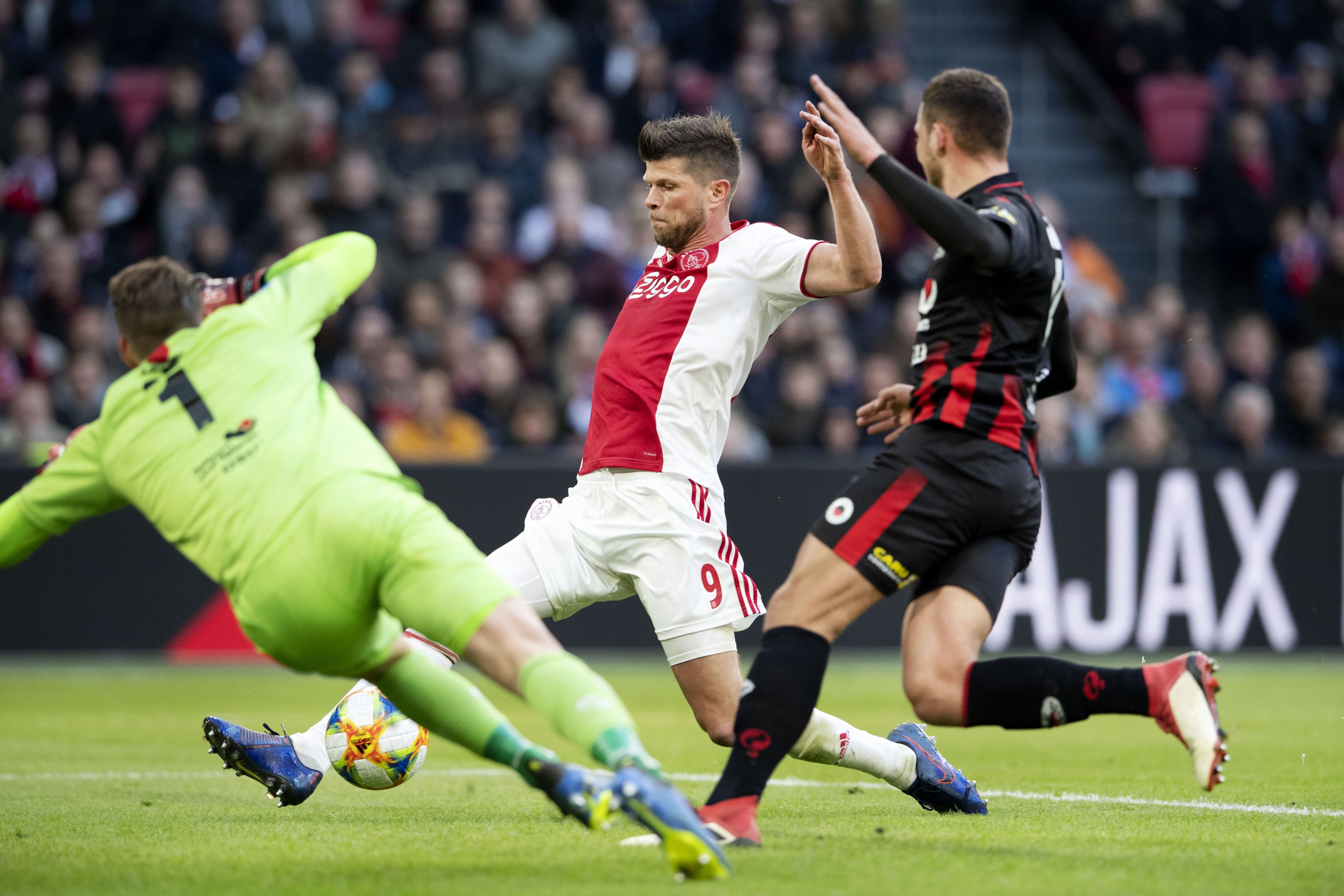 Huntelaar Schroeft Doelsaldo Ajax Flink Op 1855