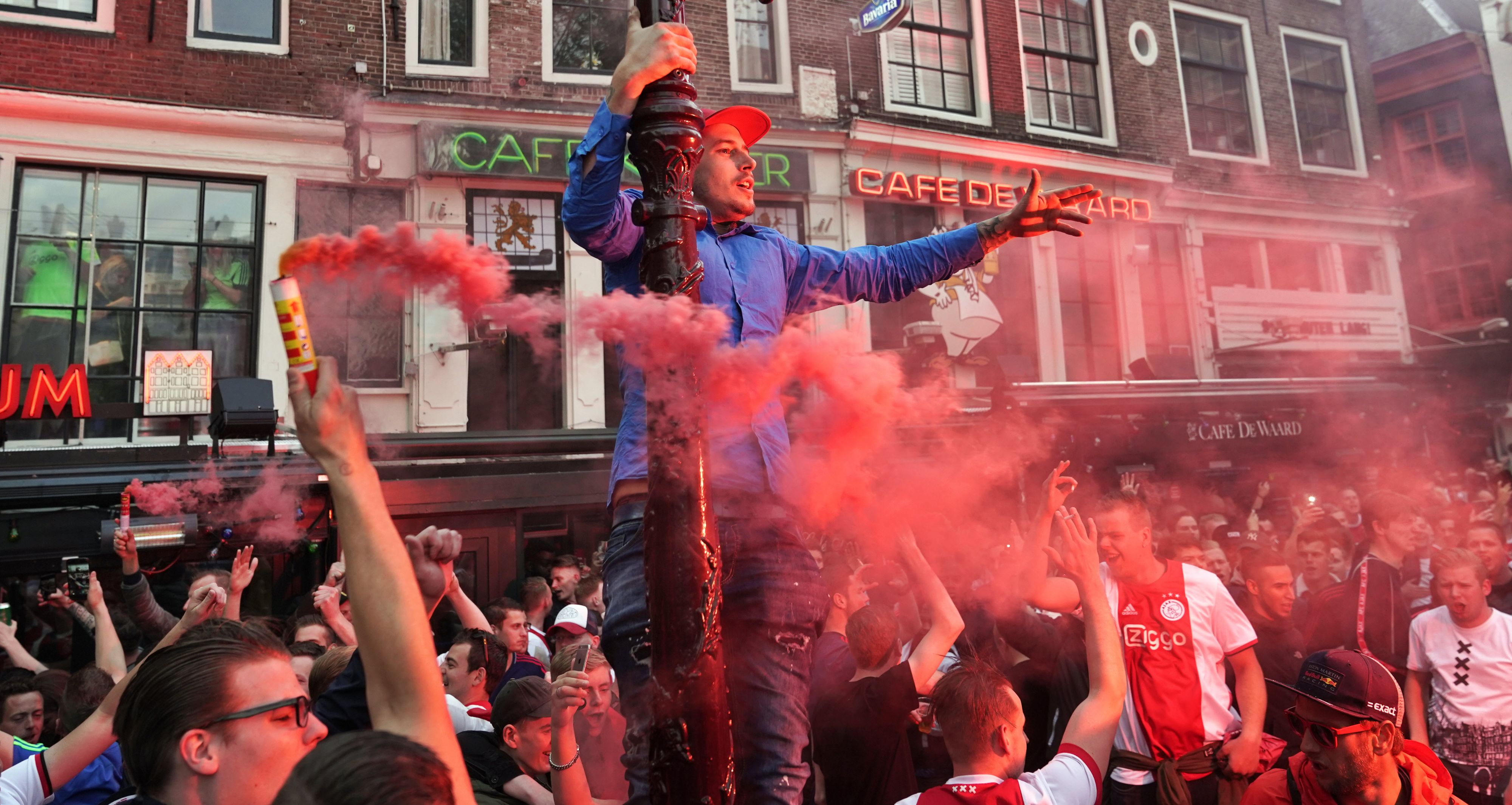 Fans Ajax Zetten Binnenstad Amsterdam Op Stelten