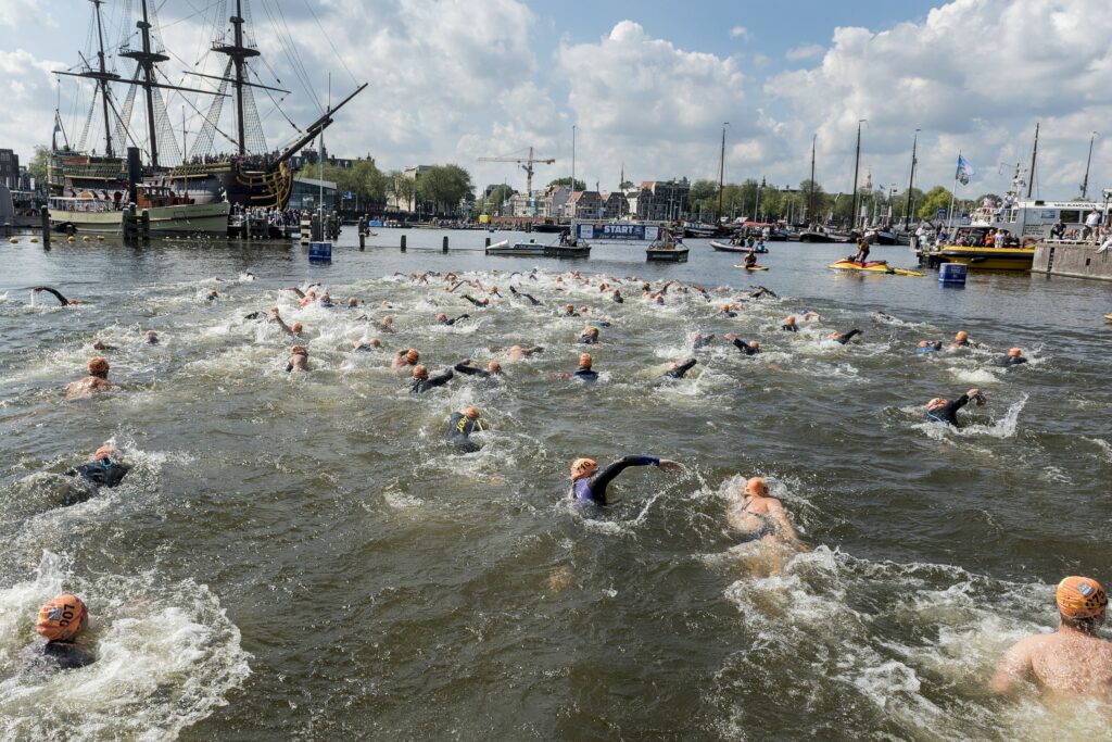 Amsterdam City Swim haalt miljoen euro voor ALS op