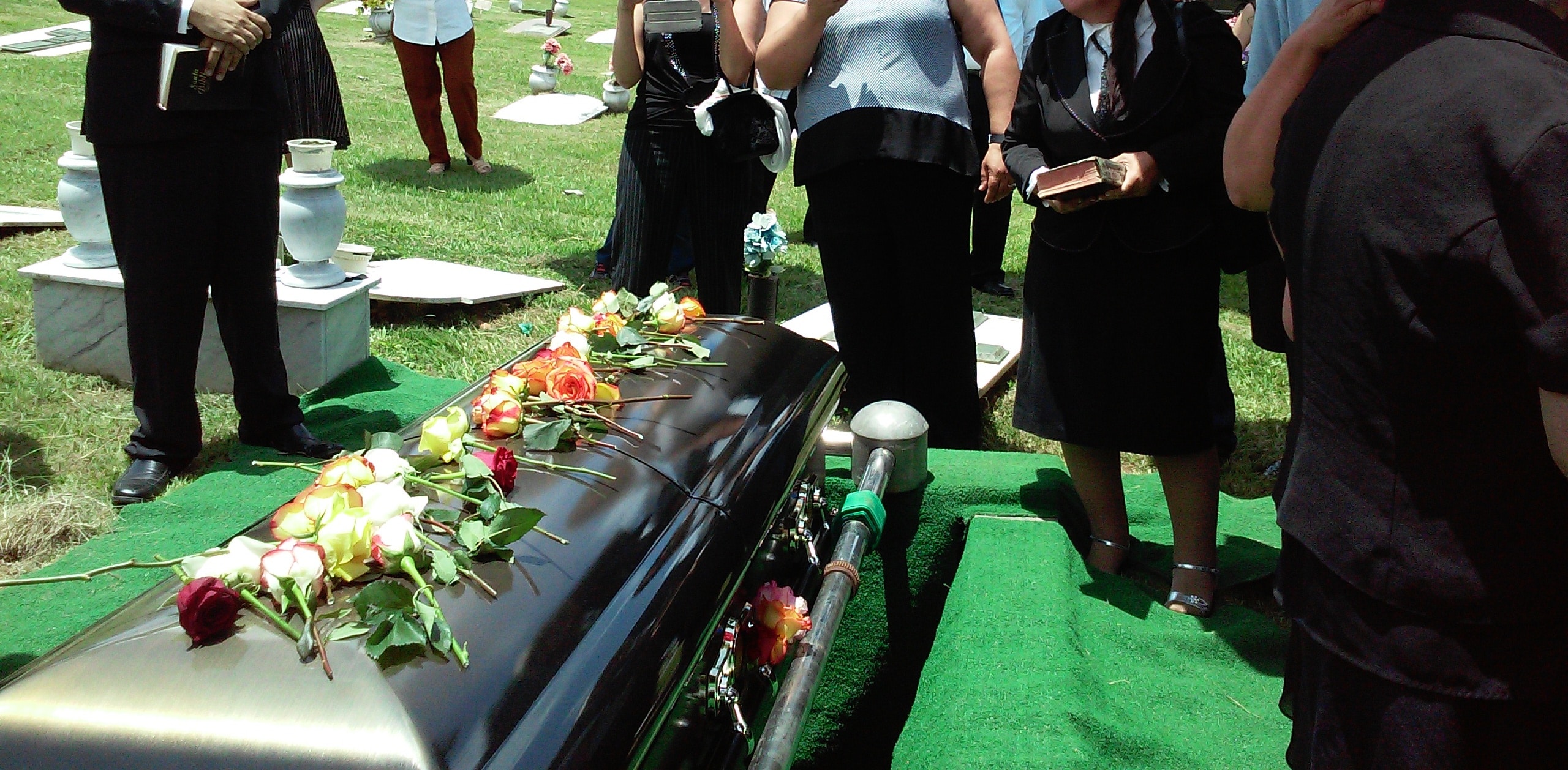 Man vindt levend begraven baby bij begrafenis eigen kind