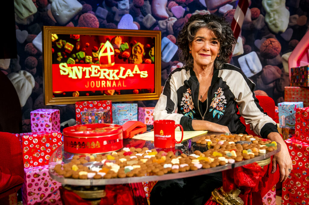 Presentatrice Dieuwertje Blok in de studio van Het Sinterklaasjournaal.