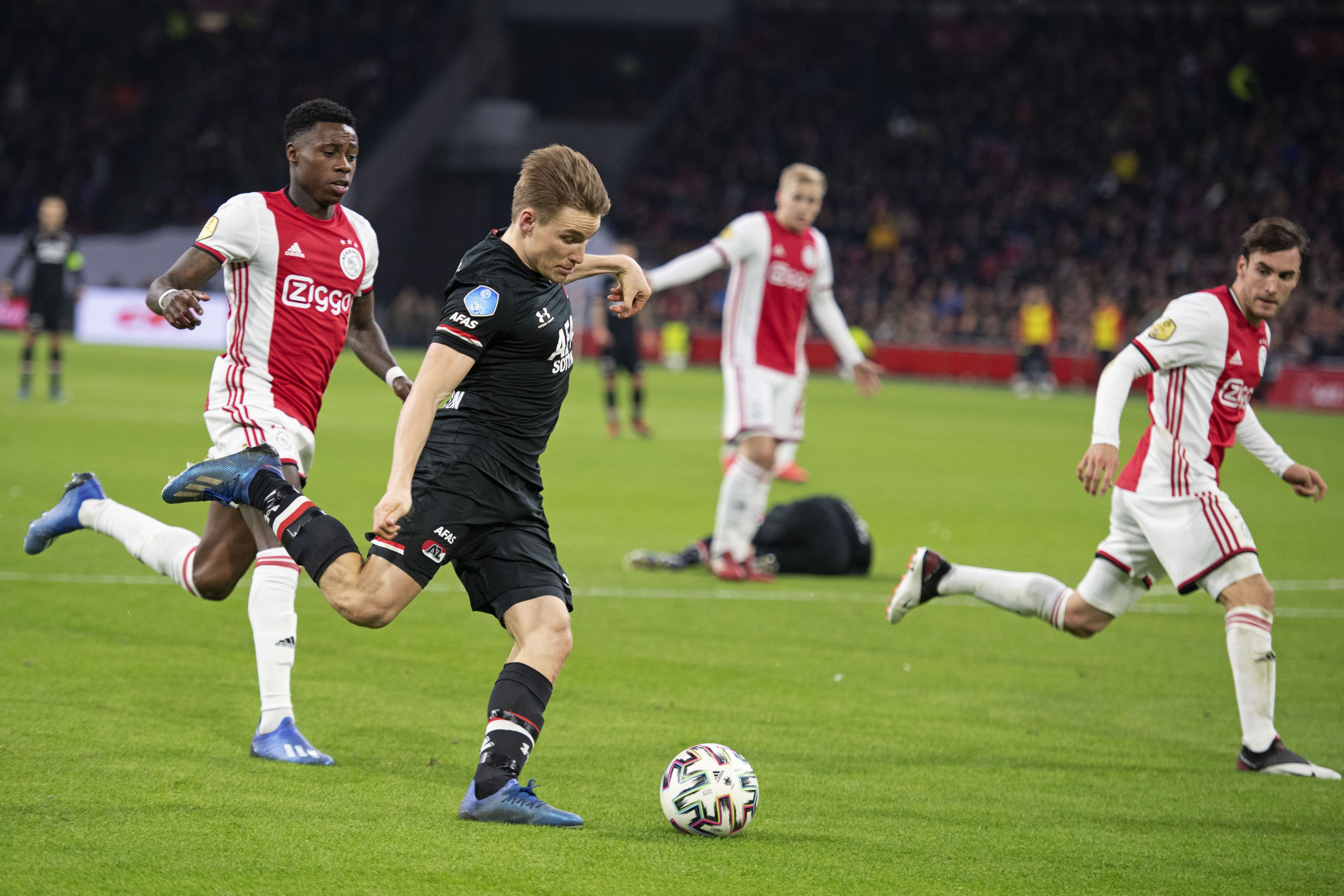 AZ brengt spanning terug in titelrace tegen Ajax