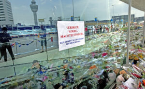 Op deze foto zie je een bloemenzee op schiphol voor de slachtoffers van de crash van MH17