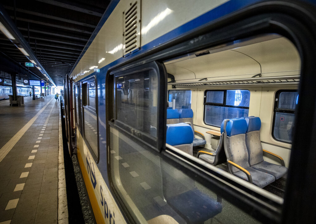 Jongeren Zingen 'Hoe Lang Is Een Chinees' In De Trein, En Worden Nu Met ...