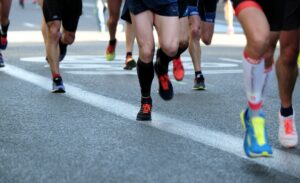 Op deze foto zijn mensen te zien die aan het hardlopen zijn.