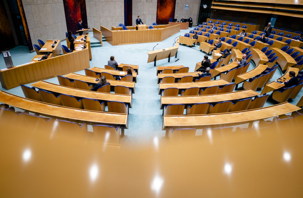 VVD verliest nog een zetel, elders kan iemand op een tafel ...