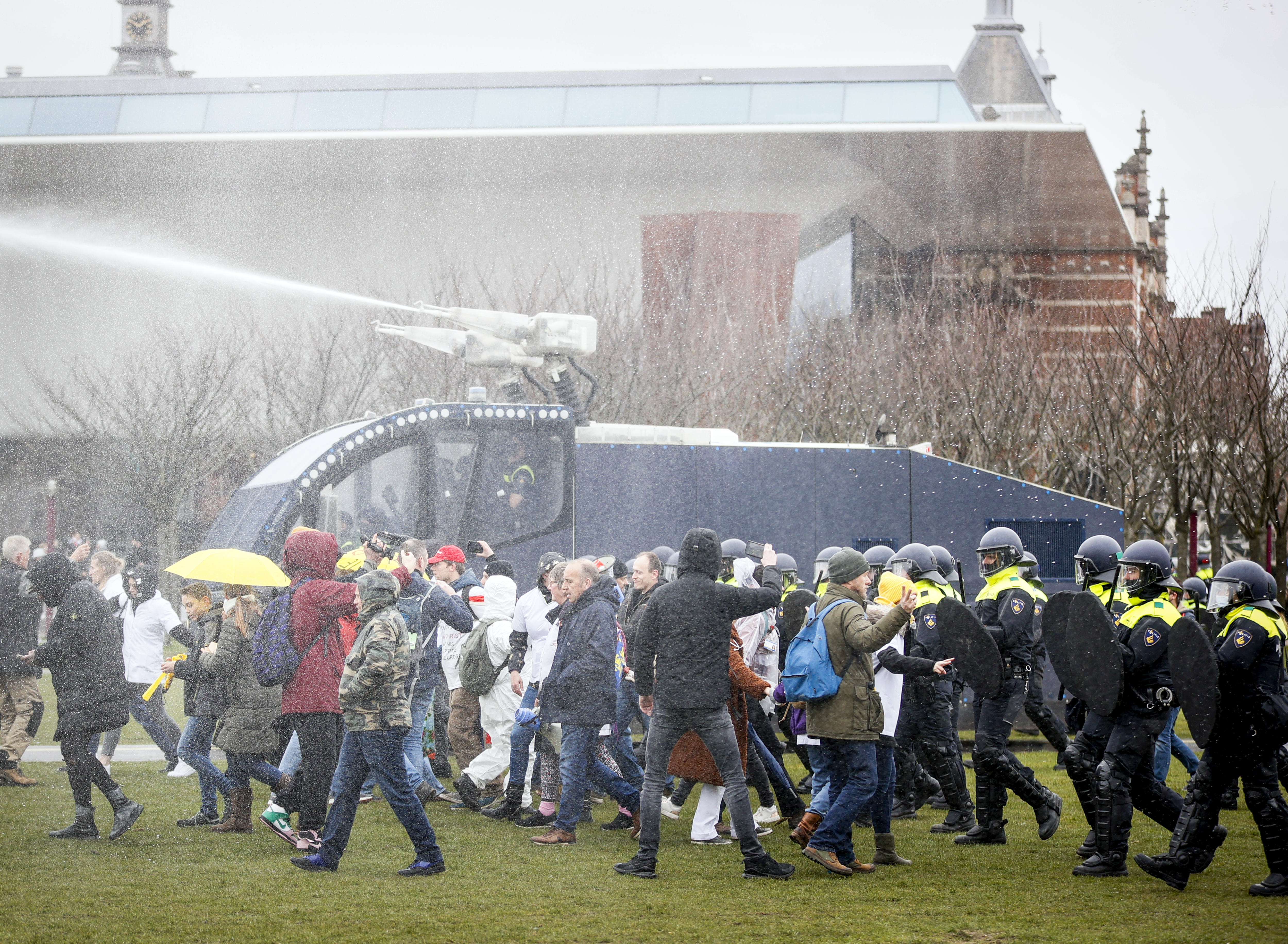 Opnieuw Protest Op Museumplein Amsterdam Kondigt Noodbevel Af