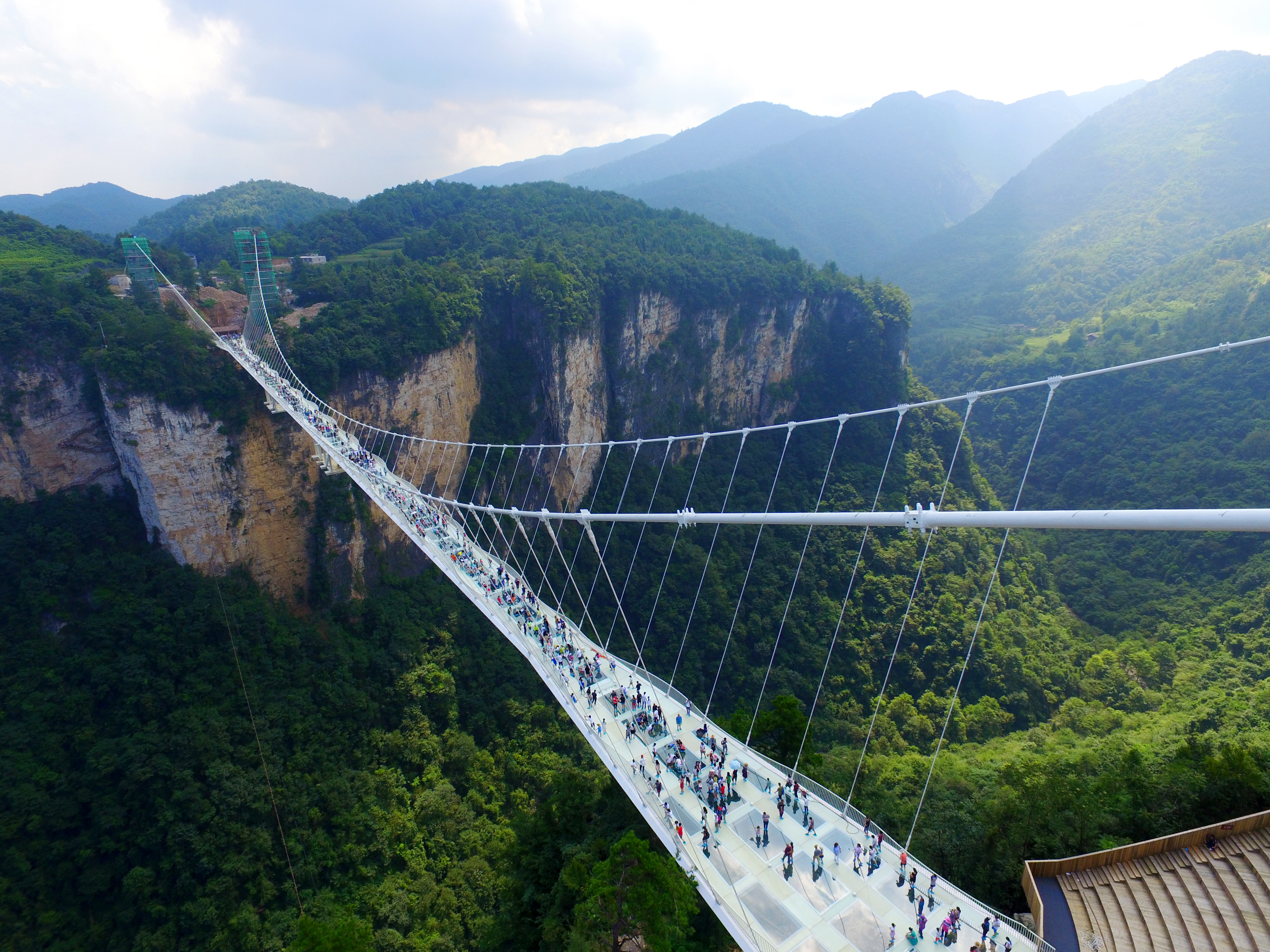 Meditatief herinneringen Uitsteken Glazen brug bezwijkt door wind: toerist vast op 100 meter hoogte