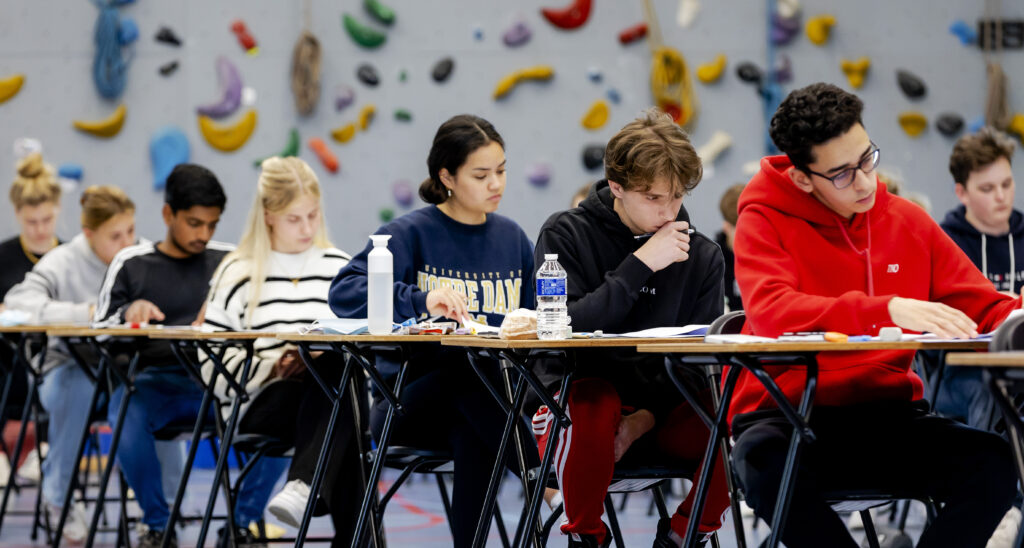 Al 150.000 examenklachten brandalarm en Tiktokkende docent