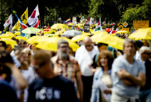 Mars tegen coronamaatregelen trekt duizenden demonstranten