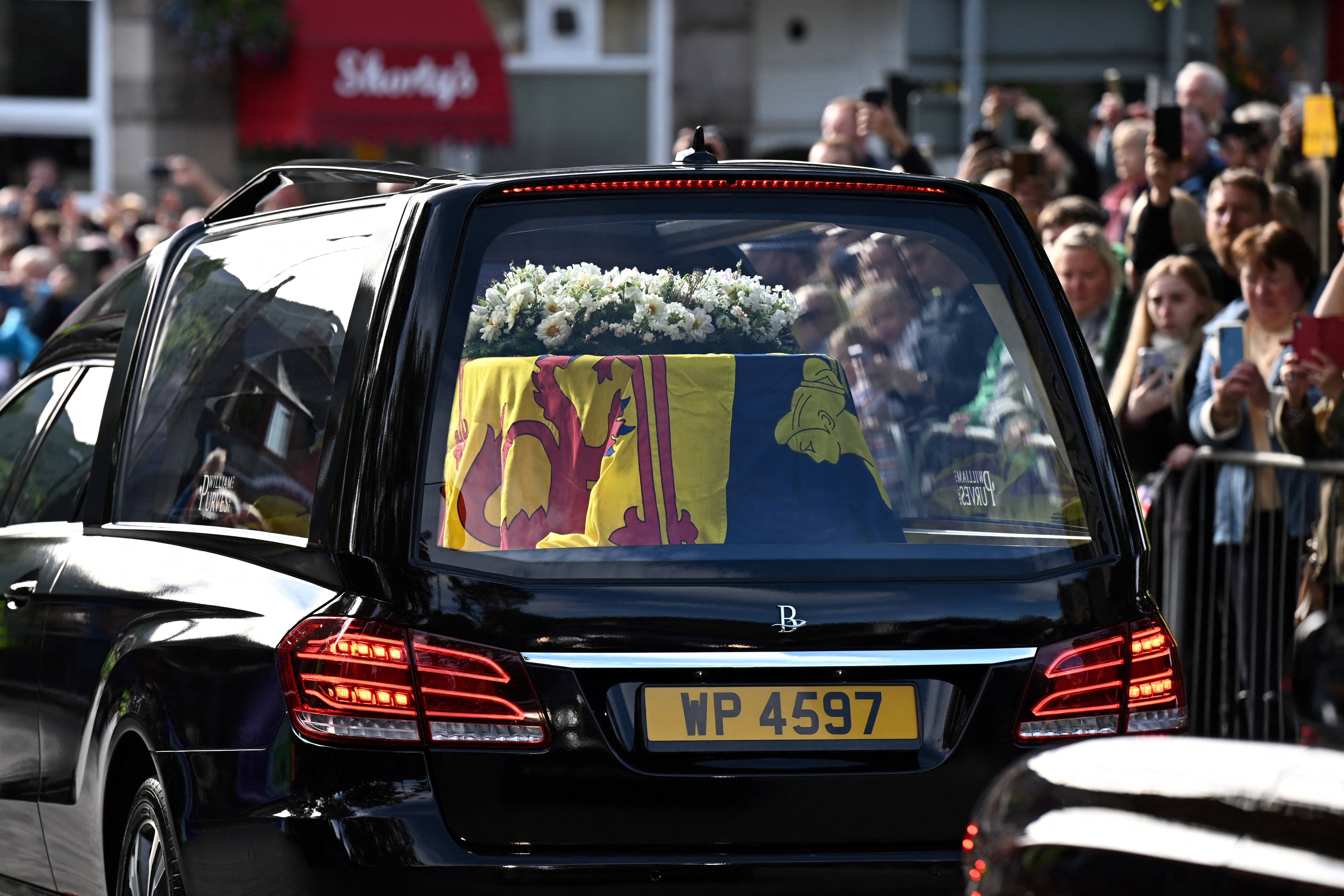 Veel belangstelling rouwstoet koningin Elizabeth afbeelding foto