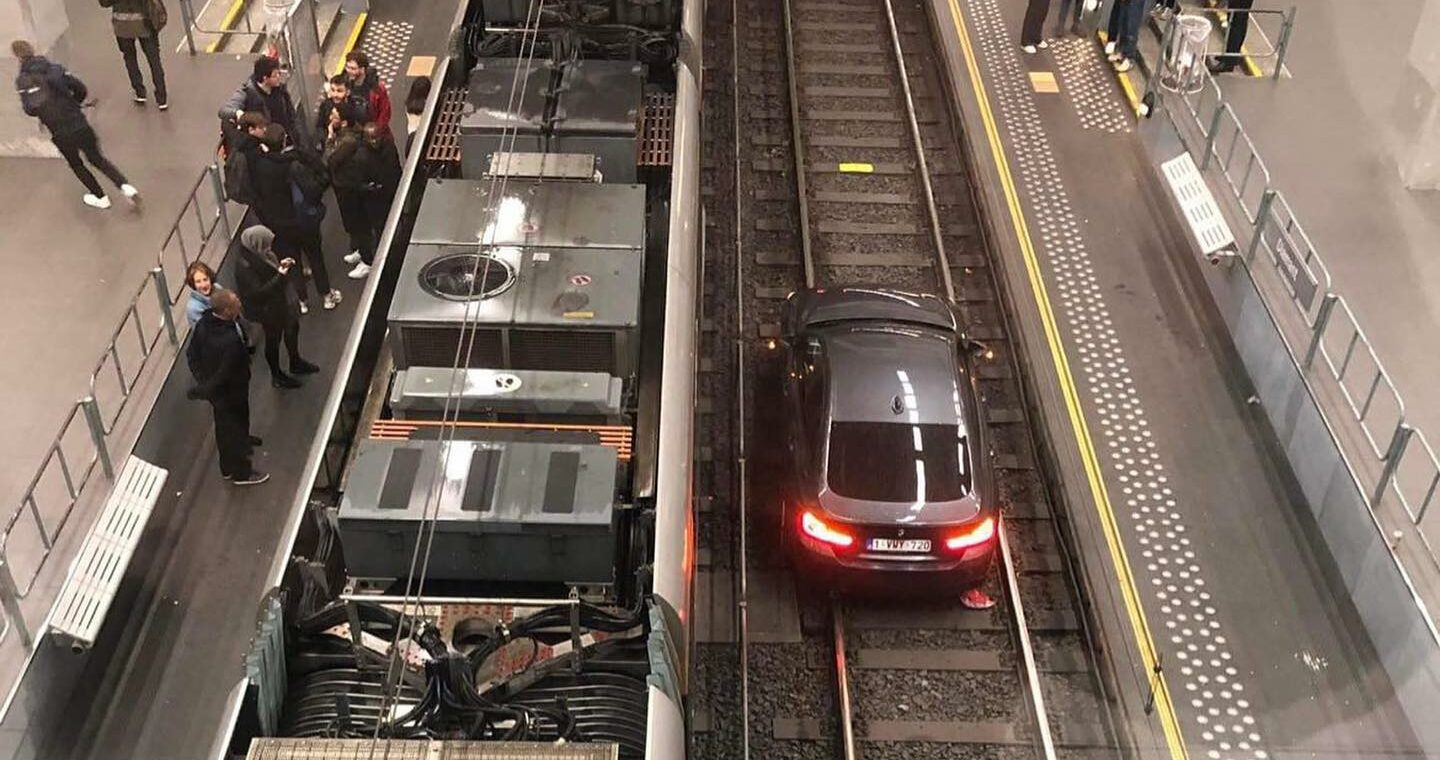 Oeps! Vrouw belandt per ongeluk met auto in tramtunnel in Brussel afbeelding