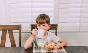 Kinderen koffie drinken, koffie, cafeïne, mok