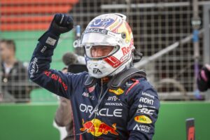 Na helse race wint Max Verstappen voor de derde keer de Grand Prix in Zandvoort.