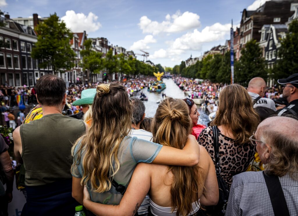 Weetjes En Tips Over Pride Amsterdam Surinaamse Boten In De Stoet