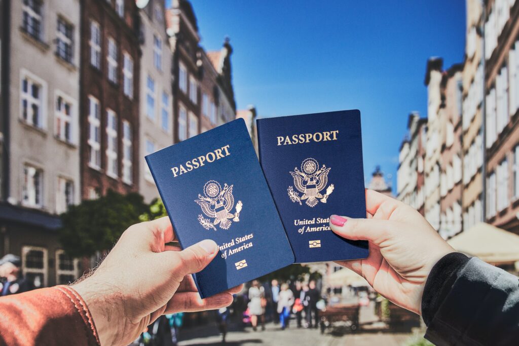 An American in Groningen who surrendered his passport for a fee is demanding the money back