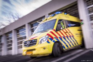 AMSTERDAM - Een ambulance verlaat met hoge snelheid de garage na een melding. ANP XTRA LEX VAN LIESHOUT wanneer moet je 112 bellen wat moet je zeggen als je 112 belt