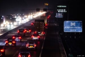 EINDHOVEN - Drukte op de snelweg A67 nabij Eindhoven. Door sneeuwval ondervindt het verkeer veel hinder. ANP ROB ENGELAAR