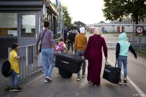 TER APEL - Vluchtelingen komen aan bij het aanmeldcentrum in Ter Apel. Sinds zaterdag kunnen asielzoekers die niet terecht kunnen in Ter Apel worden opgevangen in Zoutkamp. ANP RAMON VAN FLYMEN