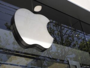 epa10648920 The Apple logo on an Apple store front in Berkeley, California, USA, 23 May 2023. Apple Inc., approaches a $3 trillion market valuation.  EPA/JOHN G. MABANGLO