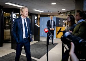 DEN HAAG - Geert Wilders (PVV) komt aan voor de vervolggesprekken met informateur Ronald Plasterk. De politiek leiders van de vier partijen PVV, VVD, NSC en BBB praten weer verder in Den Haag, nadat zij drie dagen waren samengekomen op een landgoed om over een mogelijke coalitie te praten. ANP REMKO DE WAAL