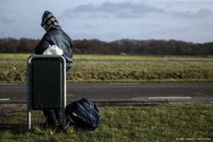 TER APEL -  Een vluchteling wacht op de bus nabij het aanmeldcentrum van Ter Apel. In het aanmeldcentrum worden veel meer asielzoekers opgevangen dan de 2000 die waren afgesproken met het Rijk, wat tot spanningen leidt bij onder meer omwonenden. ANP RAMON VAN FLYMEN