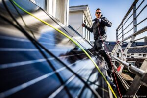 VLAARDINGEN - Zonnepanelen worden op het dak van een woning geinstalleerd. Huizen worden verduurzaamd om minder afhankelijk te zijn van aardgas en om te besparen op energieverbruik. ANP JEFFREY GROENEWEG