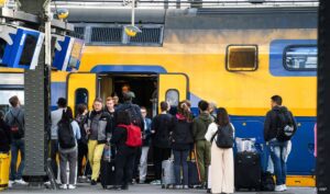 AMSTERDAM - Het treinverkeer komt langzaam op gang op station Amsterdam Centraal. Door een IT-storing was er lange tijd geen treinverkeer mogelijk. ANP JEROEN JUMELET ov bezuinigingen openbaar vervoer