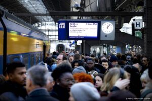 AMSTERDAM - Reizigers op station Amsterdam Centraal. De nieuwe dienstregeling van de NS is ingegaan. Zo rijden er meer intercity treinen tussen de grote steden en de Intercity Direct tussen Amsterdam en Breda de gehele dag. ANP RAMON VAN FLYMEN