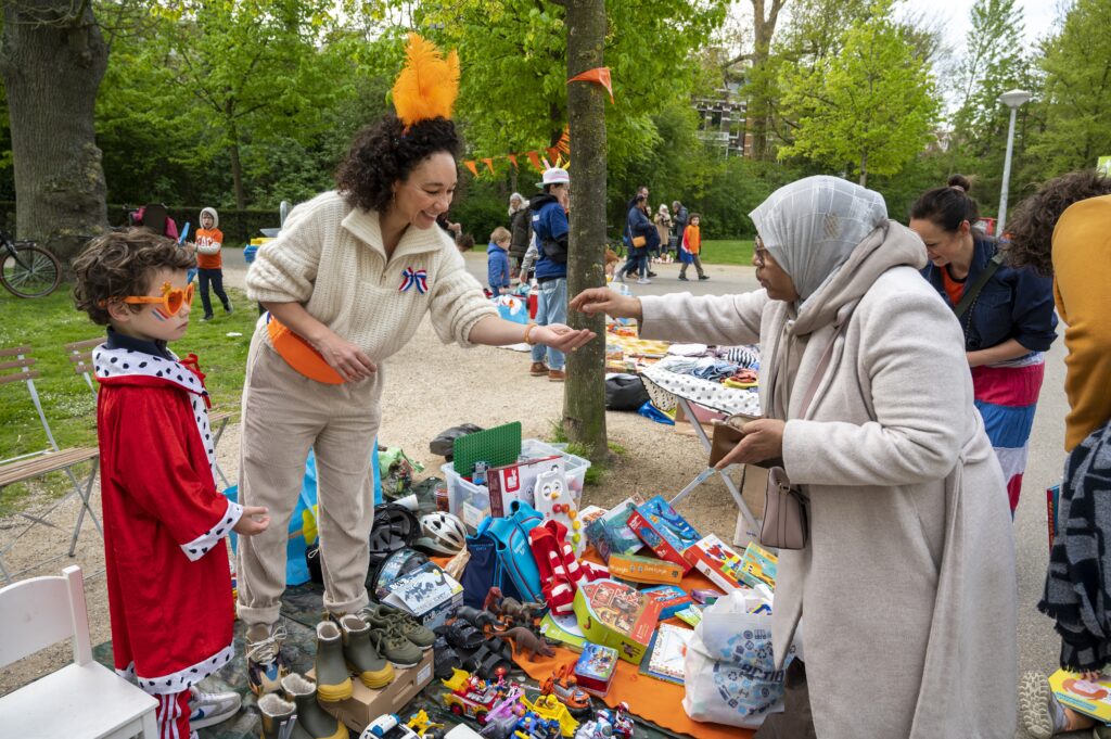 Dit zijn de gouden (ver)kooptips voor de vrijmarkt tijdens Koningsdag