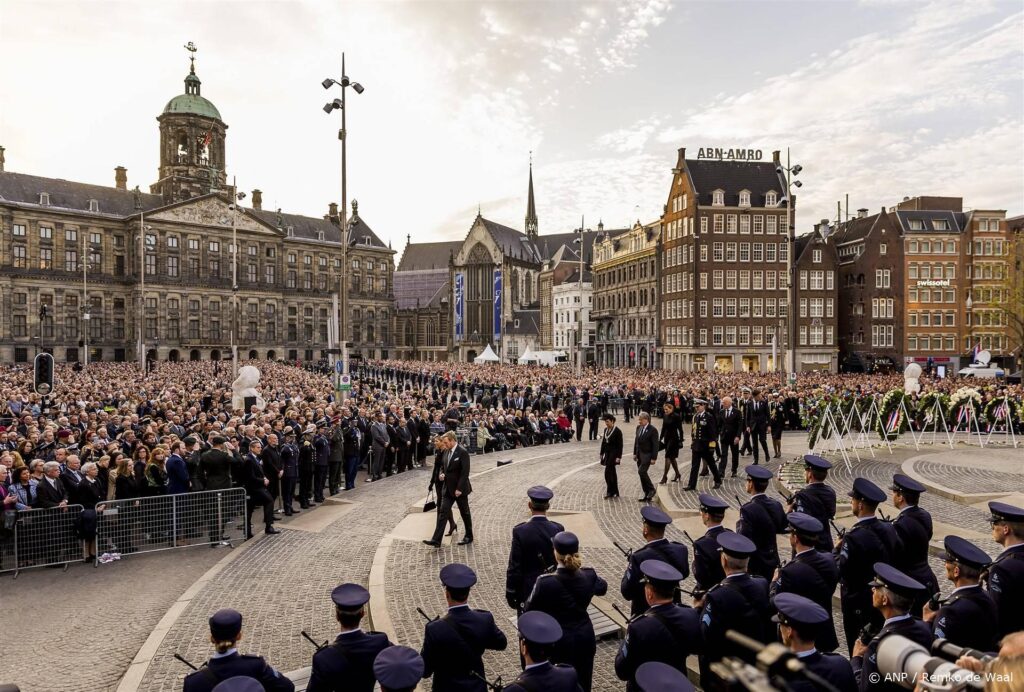 AMSTERDAM - Koning Willem-Alexander en koningin Maxima openen het defile tijdens de Nationale Dodenherdenking op de Dam. ANP REMKO DE WAAL