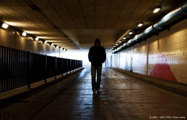 ILLUSTRATIE - Hangjongere in een tunnel. ANP XTRA ROOS KOOLE