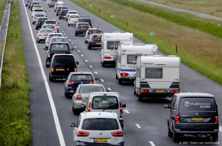 PUTTEN - Drukte op de snelweg A28 door terugkerend vakantieverkeer. De ANWB verwacht vanwege Pinksteren dat het recreatieverkeer lokaal voor veel drukte zal zorgen. ANP ROBIN VAN LONKHUIJSEN