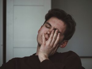 Misselijk door stress: kan dat en waar komt het door?