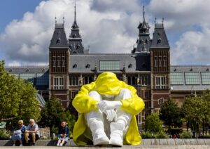 AMSTERDAM - Het kunstwerk Stille Strijd op het Museumplein staat symbool voor de innerlijke strijd die veel jongeren met depressies voeren. Initiatiefnemer Power of Art House vraagt met het beeld, dat de komende tijd in een aantal steden te zien zal zijn, aandacht voor depressie en zelfdoding onder jongeren. ANP REMKO DE WAAL