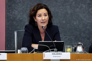 AMSTERDAM - Burgemeester Femke Halsema tijdens een spoeddebat in de Amsterdamse gemeenteraad over de pro-Palestijnse protesten op het terrein van de Universiteit van Amsterdam (UvA) en het optreden van de politie. De protesten begonnen bij de UvA-campus op het Roeterseiland in Amsterdam, waar betogers tenten opzetten en mondden uit in verschillende acties, verspreid door de binnenstad. ANP RAMON VAN FLYMEN