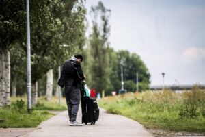 TER APEL - Een asielzoeker bij het aanmeldcentrum van het Centraal Orgaan opvang asielzoekers (COA) in Ter Apel. De Groningse gemeente Westerwolde vindt het onbegrijpelijk dat de PVV, VVD, NSC en BBB af willen van de spreidingswet. In het akkoord staat dat er een tijdelijke Asielcrisiswet komt, die de acute instroom en opvang van asielzoekers voor de komende tijd moet bestrijden. ANP SIESE VEENSTRA