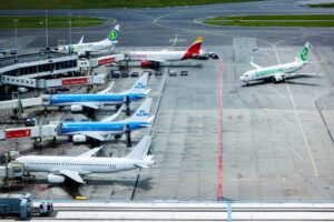 SCHIPHOL - Vliegtuigen aan de gate gezien vanuit de verkeerstoren van luchthaven Schiphol. ANP JEFFREY GROENEWEG