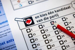 ILLUSTRATIEF - Een kleiner stembiljet in een stembureau in het gemeentehuis. In vijf gemeenten wordt tijdens de Europese Parlementsverkiezingen een proef gehouden met kleinere stembiljetten. ANP ROB ENGELAAR