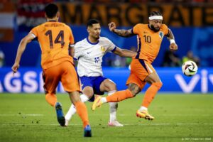 LEIPZIG - William Saliba of Frankrijk en Memphis Depay of Holland (l-r) tijdens de UEFA EURO 2024 groep D wedstrijd tussen Nederland en Frankrijk in het Leipzig stadion op 21 juni 2024 in Leipzig, Duitsland. ANP KOEN VAN WEEL