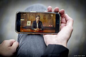 DEN HAAG - De laatste toespraak van demissionair premier Mark Rutte vanuit zijn werkkamer in het Torentje wordt bekeken op een telefoon. Het is een afscheidsboodschap aan Nederland en een terugblik op zijn bijna veertien jaar als minister-president. ANP ROBIN UTRECHT