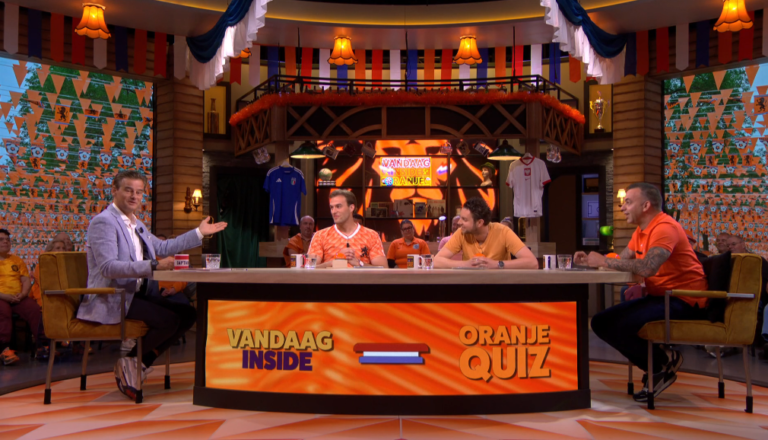 Wilfred Genee met de deelnemers van de Vandaag Inside Oranje Quiz