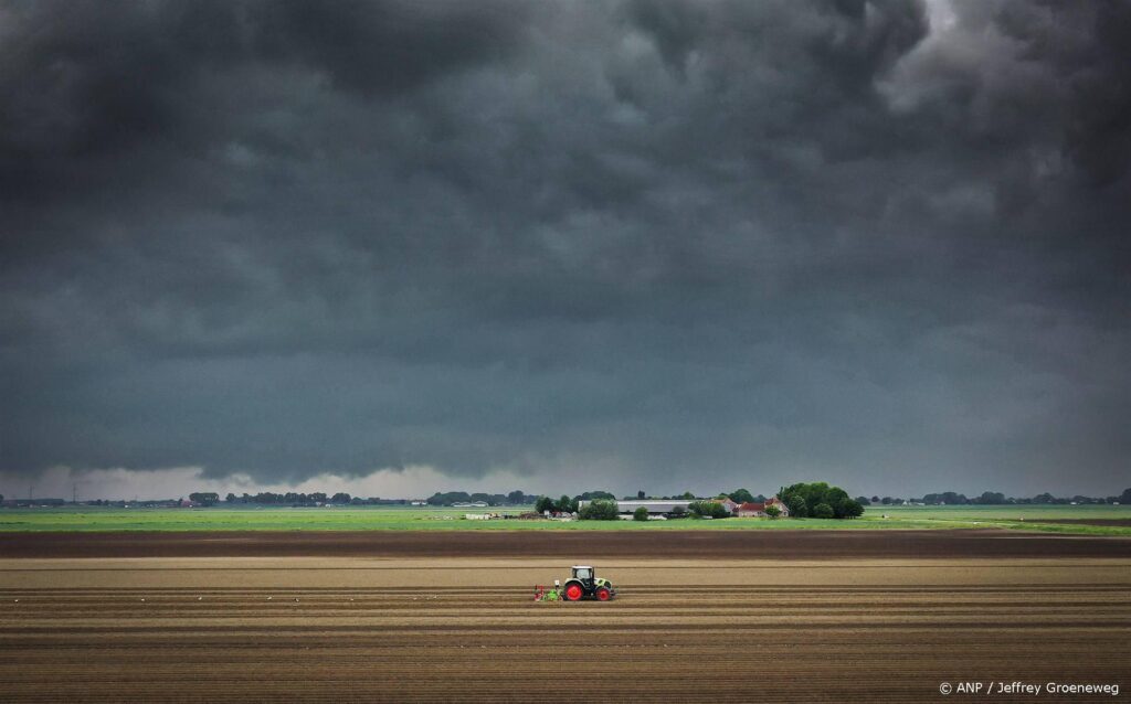 's-GRAVENDEEL - Dronefoto. Akkers staan onder water na hevige regenval in Zuid-Holland. Zware regen- en onweersbuien trekken na een lange periode van droogte over het land, in de provincies Noord-Brabant, Gelderland en Limburg geldt code geel. ANP JEFFREY GROENEWEG